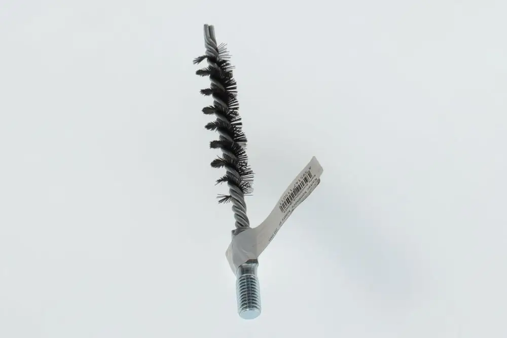 BOSCH Bürste mit spiralförmigen Borsten und einem Gewindehalter. Die Bürste ist für Reinigungsanwendungen konzipiert.